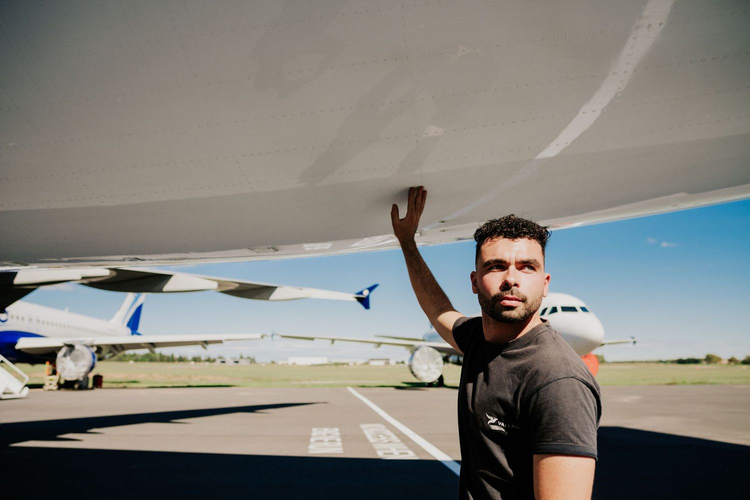 photographe entreprise toulouse montpellier bordeaux. reportage aeronautique. portrait ingénieur avec avion commercial