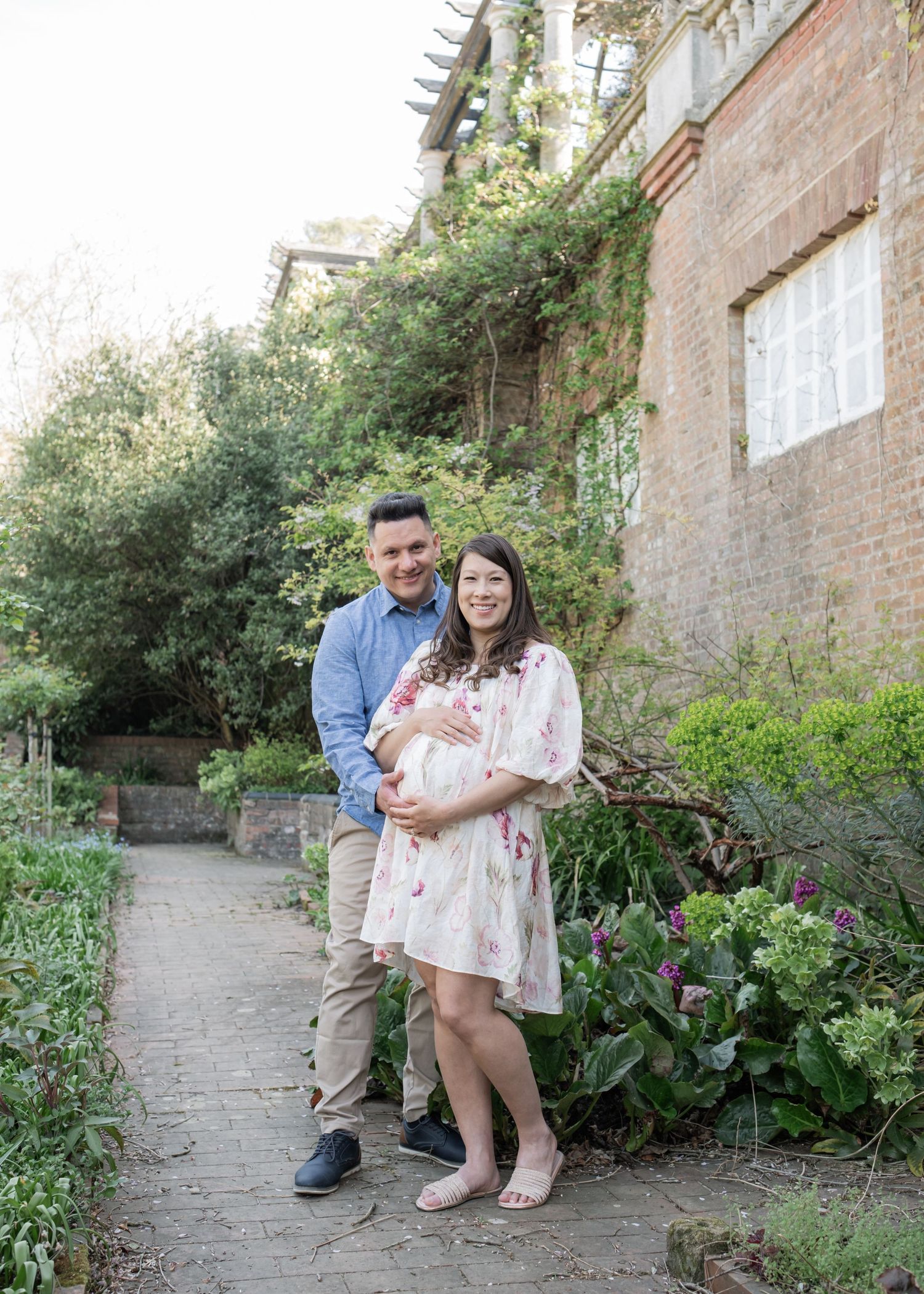 London Pregnancy Photoshoot outdoors