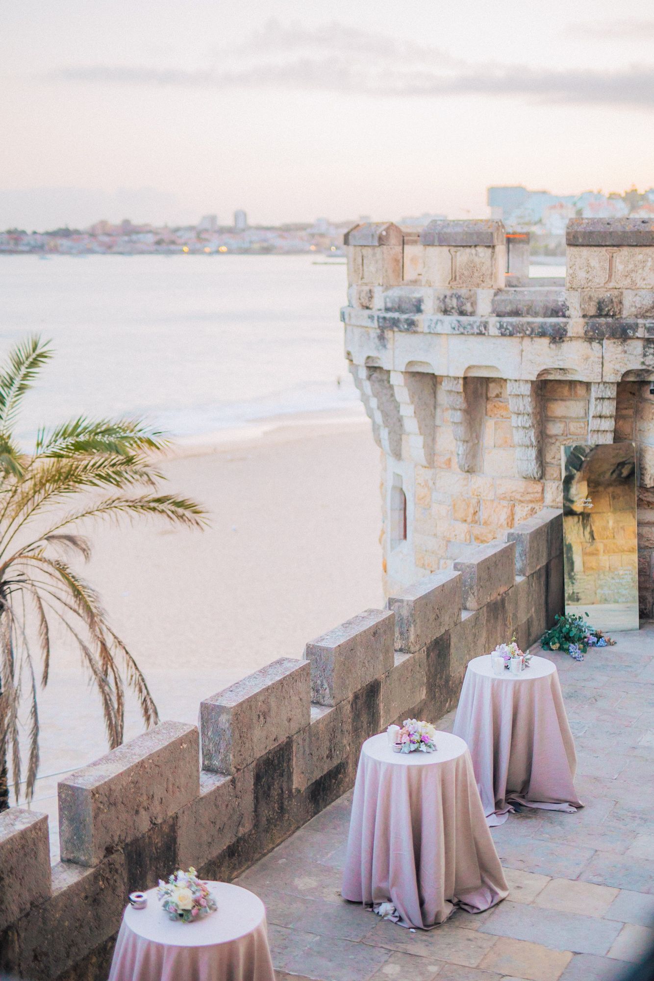 A magical Indian wedding reception at Forte da Cruz, overlooking the Atlantic Ocean. by a Lisbon Wedding Photographer