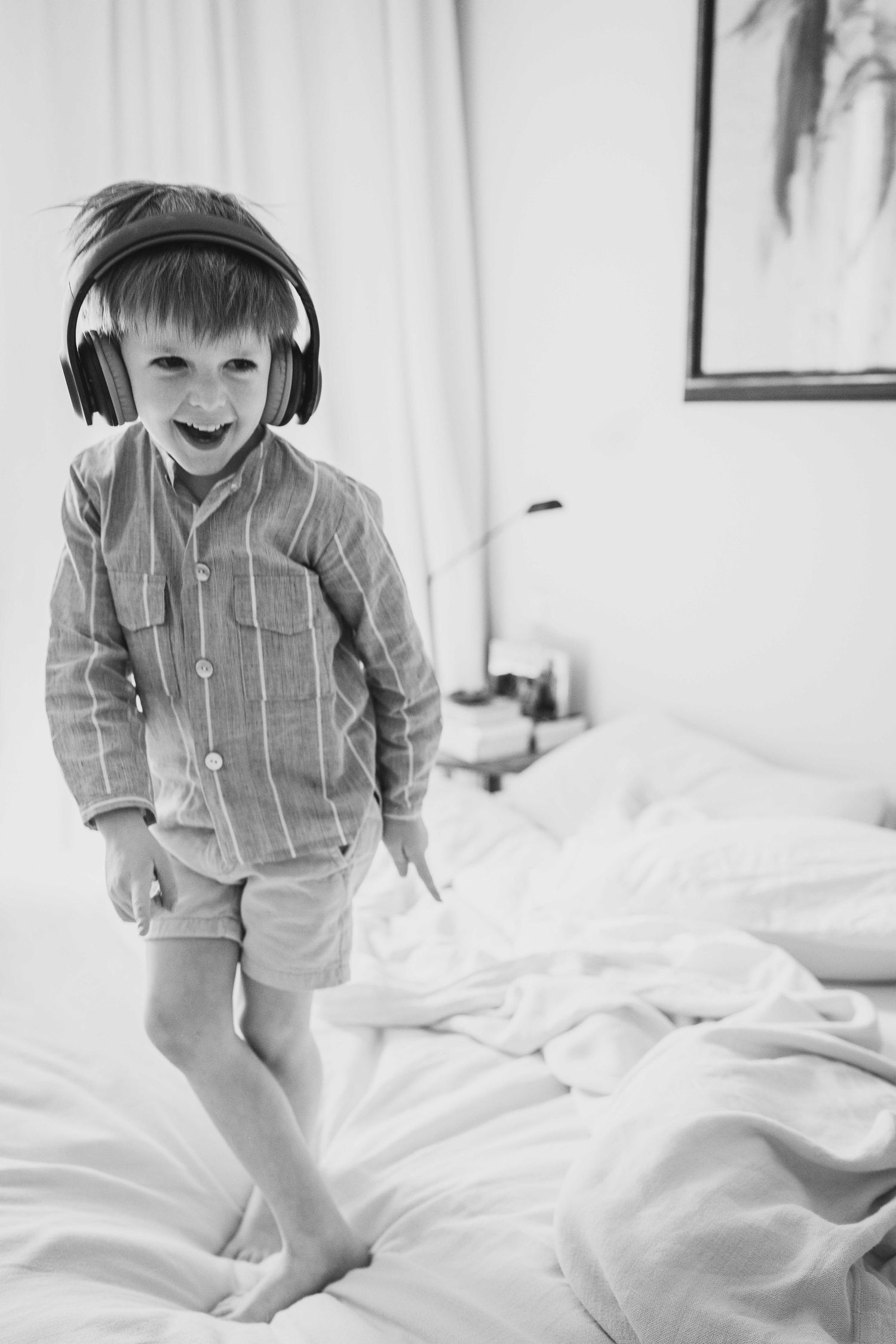 sesion de fotografia infantil en blanco y negro con niño original y divertida
