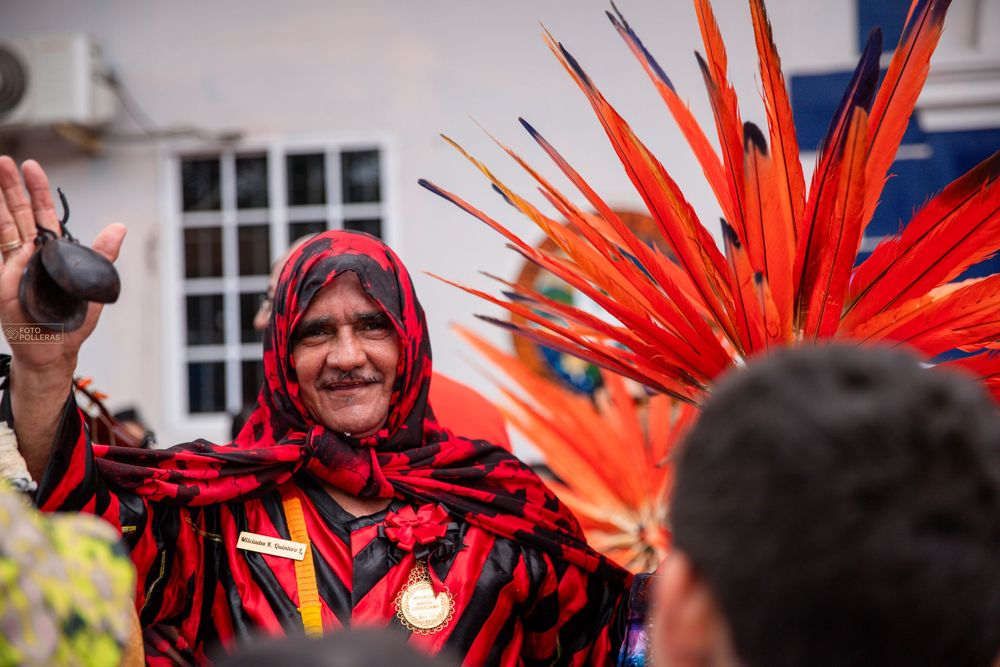 hombre saluda vestido de diablico sucio