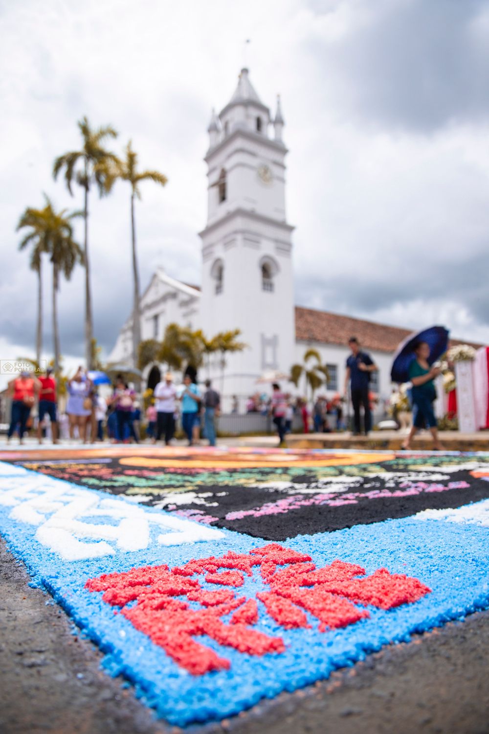 vista de una alfombra de sal y al fondo la iglesia san atanasio en la villa de los santos