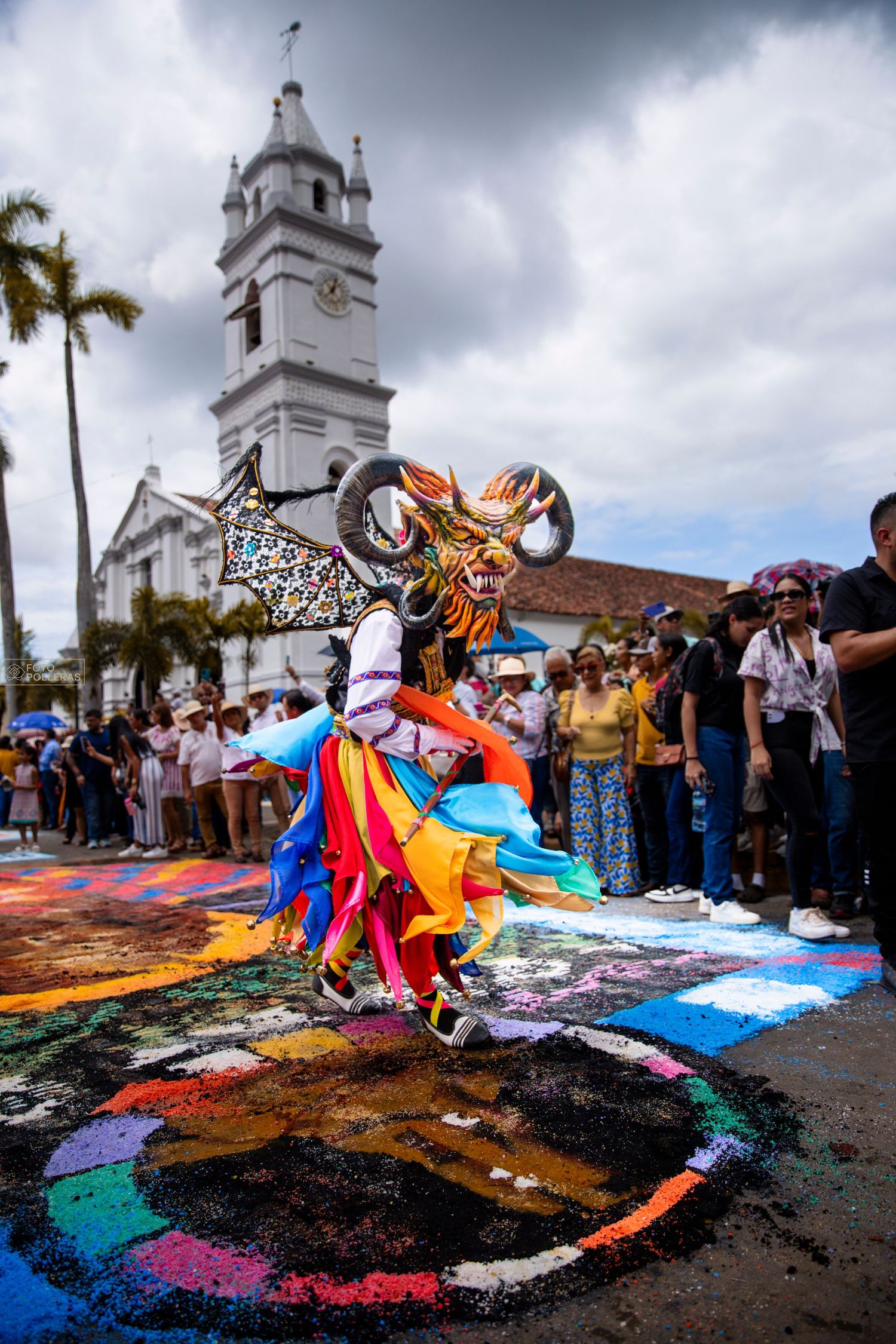 Vista de un diablo limpio danzando sobre una alfombra de sal en las festividades del corpus christi de la villa de los santos