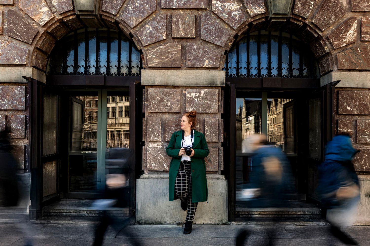 Portret trouwfotograaf Luzan Veenendaal in Antwerpen in de stad tijdens de Masters Fearless dagen, bijeenkomst voor trouwfotografen