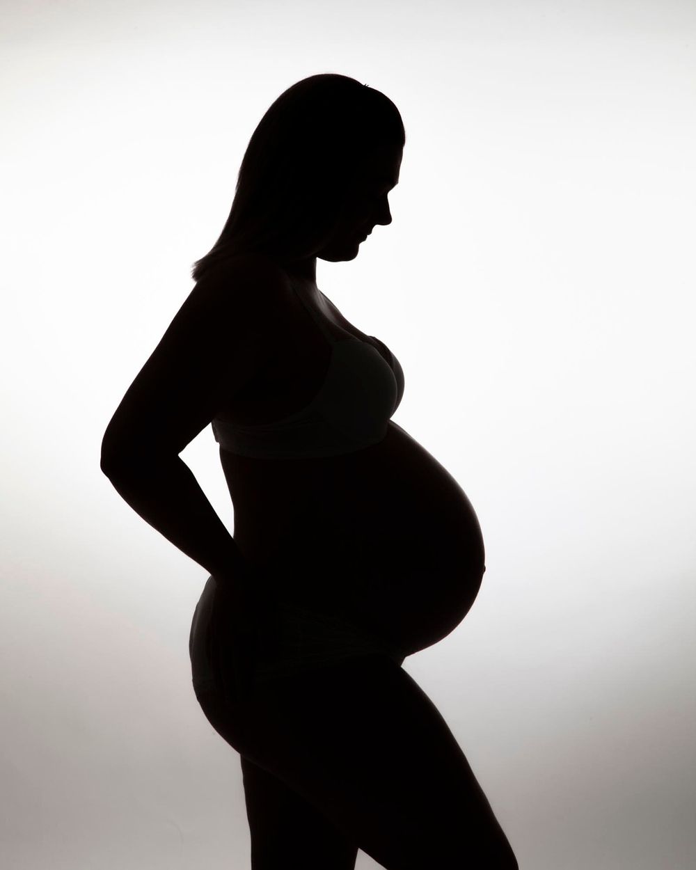 Silhouettebilde av gravid i fotostudio i Lyngdal
