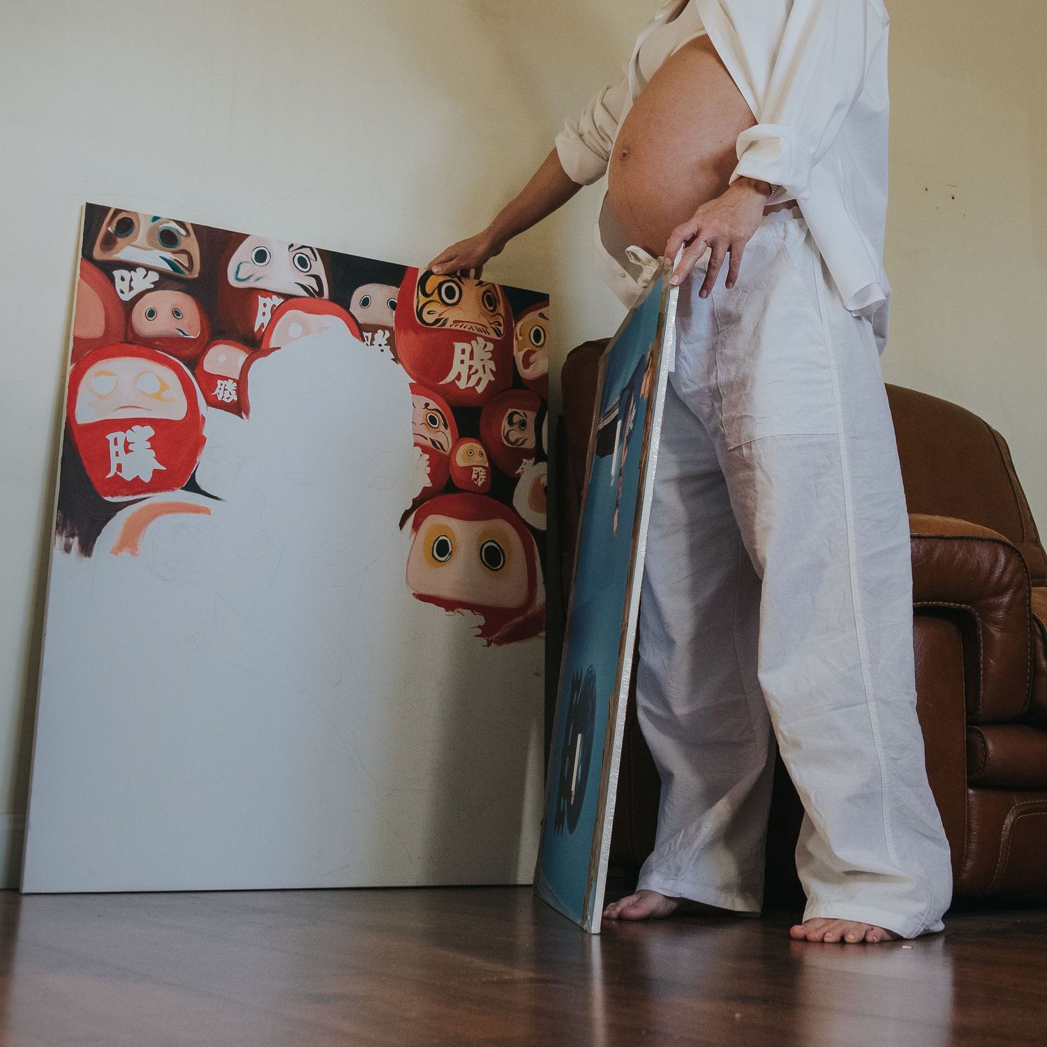 fotografía embarazo en madrid. mamá con su barriga en casa