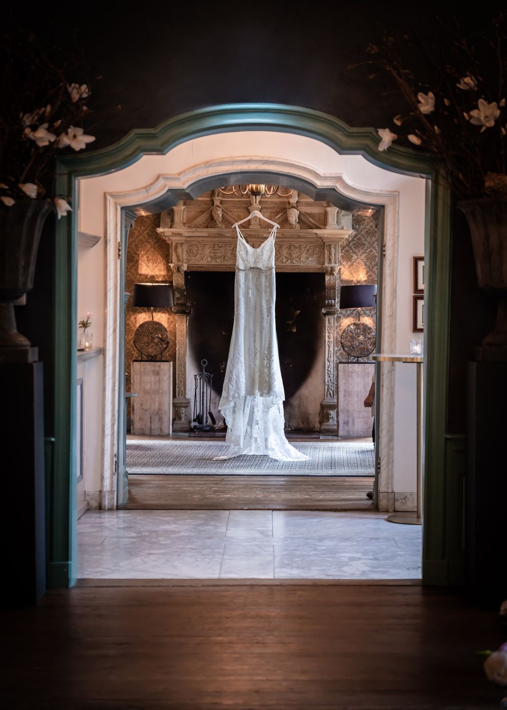 Bruiloftsfoto van bruidsjurk die klaar hangt, gefotografeerd op trouwlocatie Kasteel Wijenburg echteld.