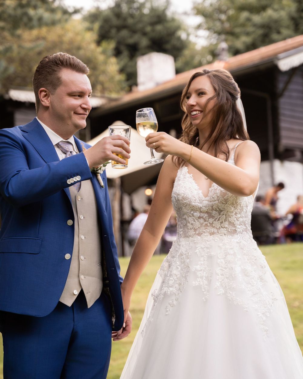 Bruiloftsfoto van een bruidspaar tijdens hun huwelijksdag, vastgelegd bij trouwlocatie Residence Rhenen. bruidspaar proost samen.