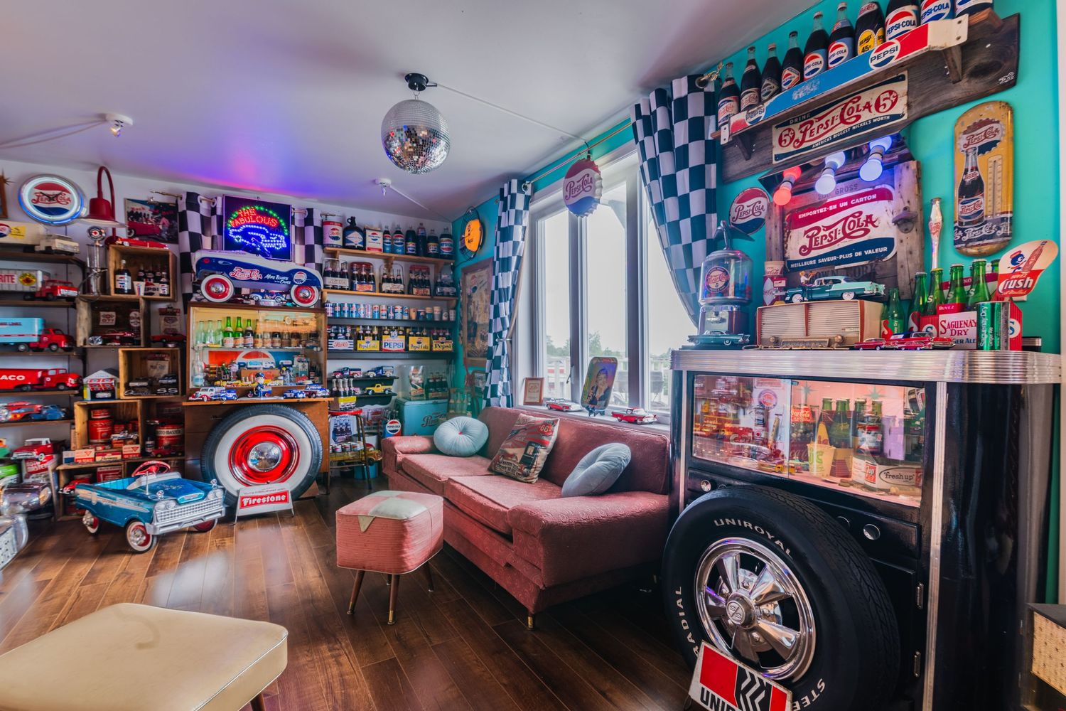 Intérieur d'une pièce avec objets rétro et collection ancienne