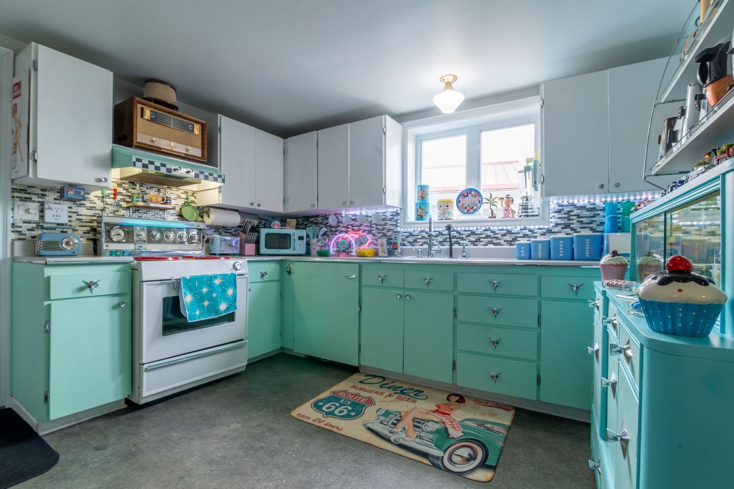 Intérieur maison avec cuisine vintage bleue