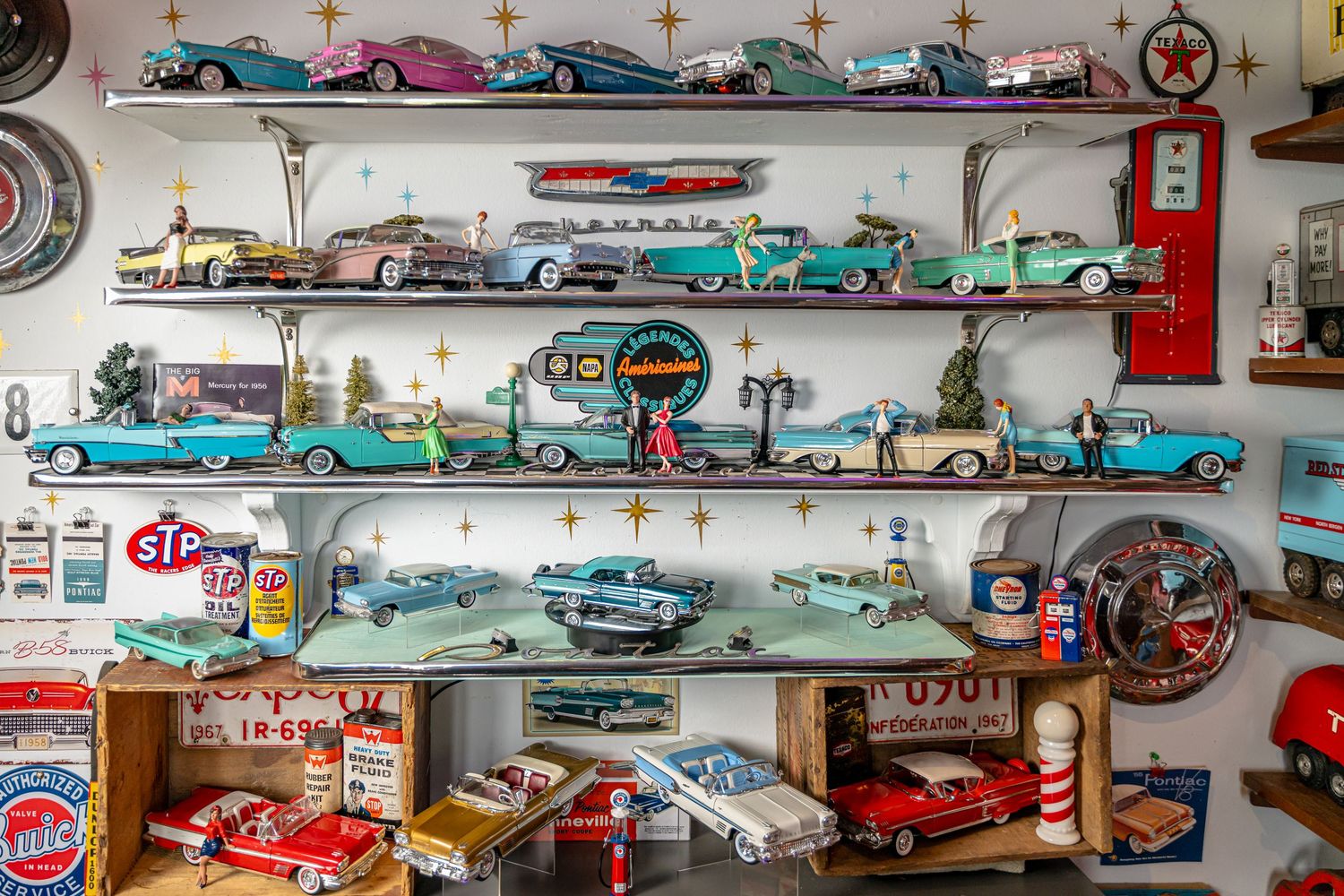 Intérieur de maison avec objets rétro et collection ancienne