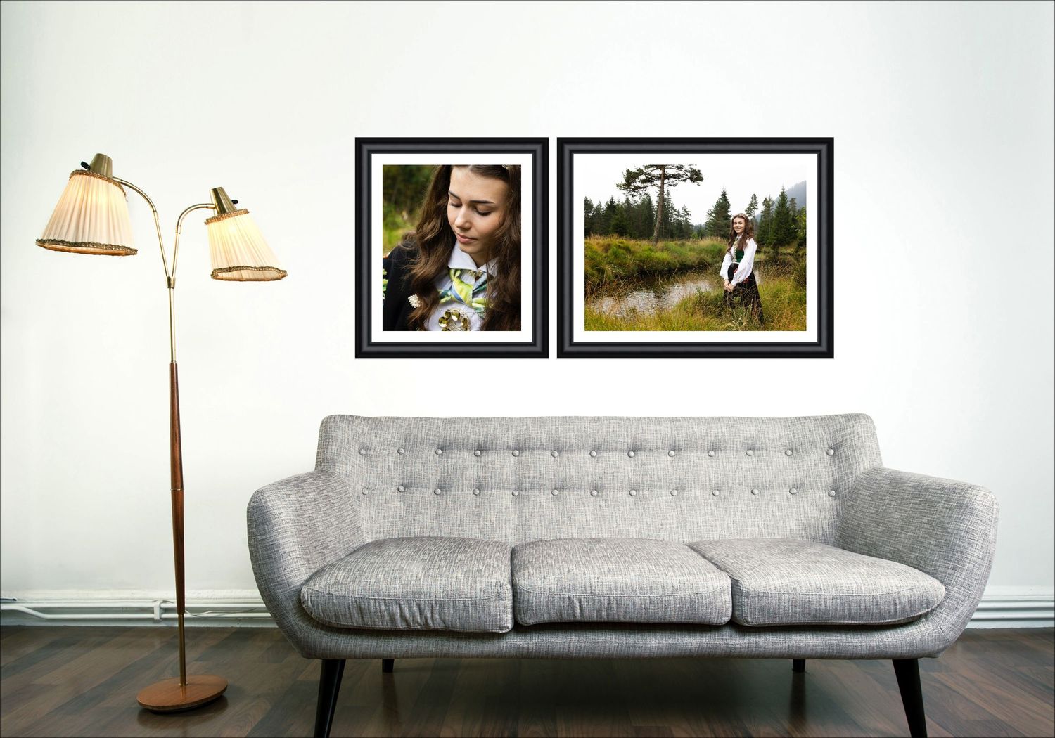 En gammel sofa med veggbilder fra en konfirmantfotografering i Lyndal på veggen bak