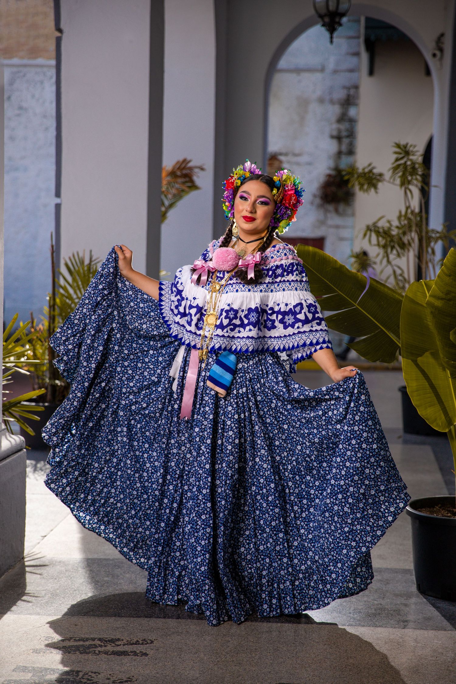 Mujer con pollera montuna santeña azul en sesión fotográfica en el casco antiguo de panama