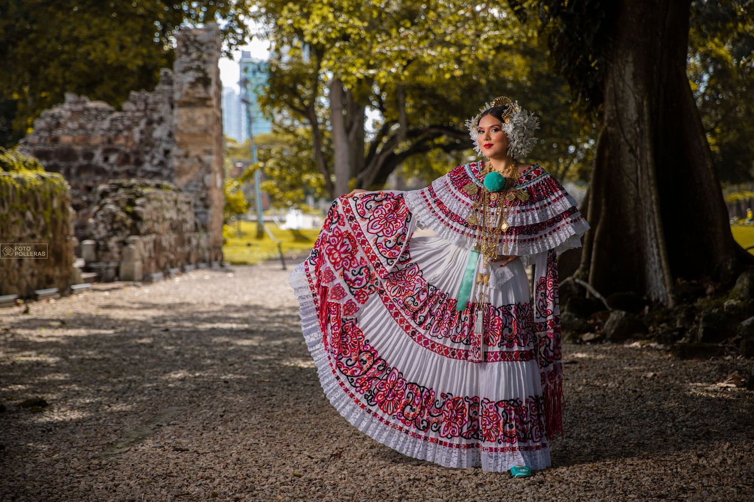 Mujer con pollera santeña de gala roja en sesión fotográfica en panama la vieja