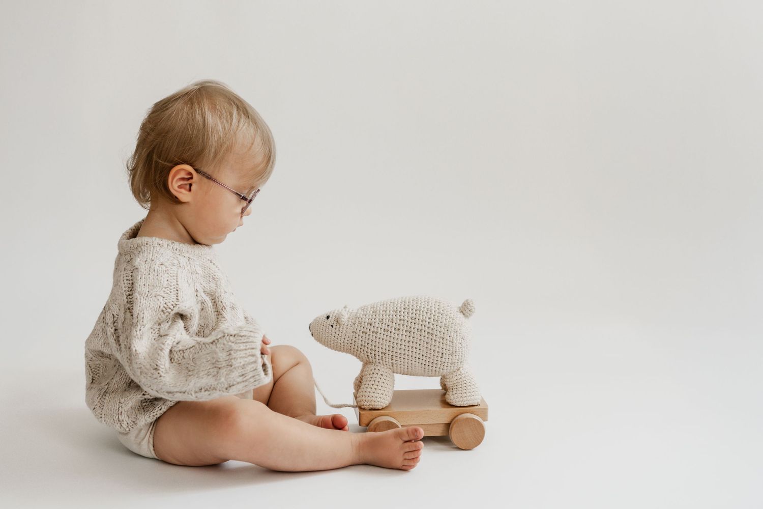 Kleines Mädchen beim Meilensteinfotoshooting im Fotoatelier Stockerau in Niederösterreich, Fotograf Stockerau