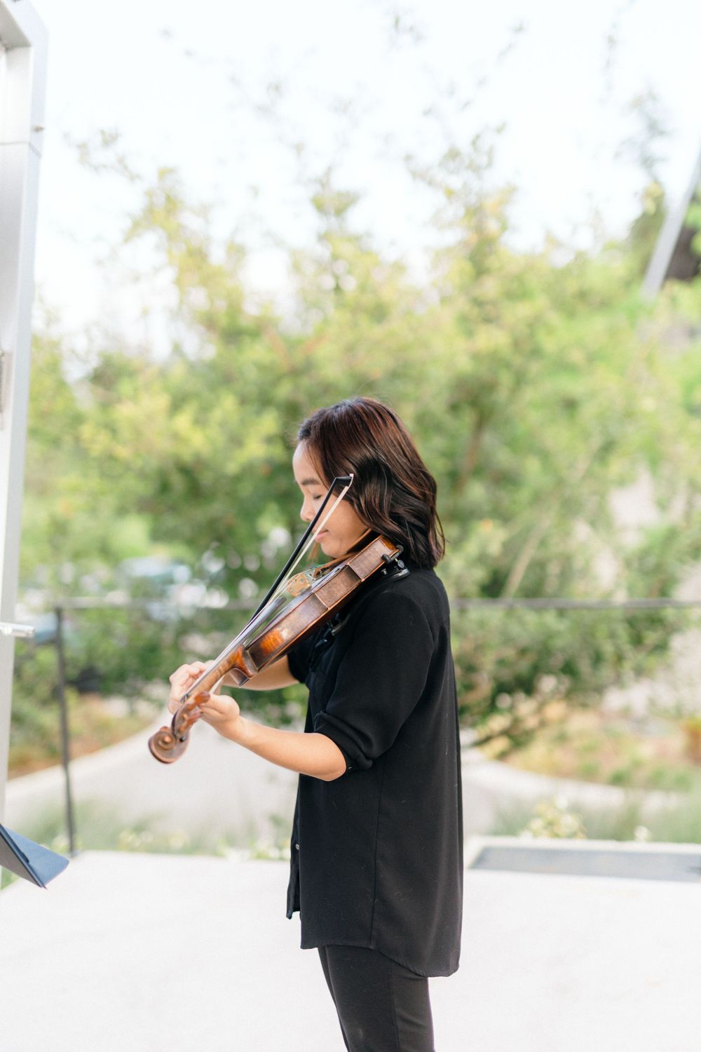 Violinist playing at cedar creek winery in the okangan for a beautiful vineyard wedding.