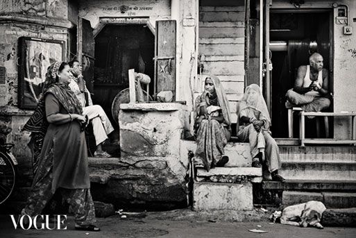 Czarno-białe zdjęcie uliczne wykonane w Indiach. Zdjęcie dnia w Photo Vogue, autorstwa Anety Ludwig – ukazujące życie codzienne.