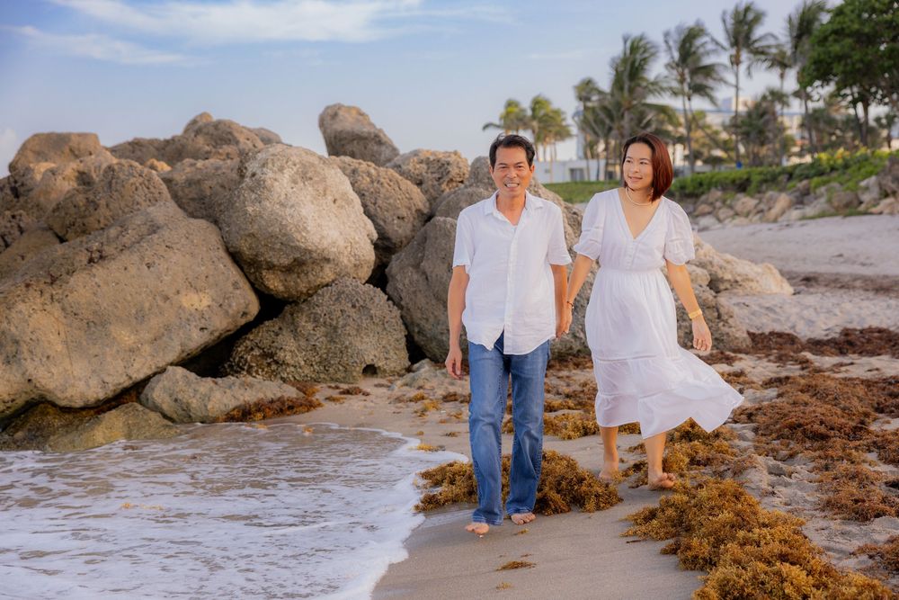 Fort Lauderdale photographer capturing extended family photos with grandparents, kids, and parents visiting South Florida