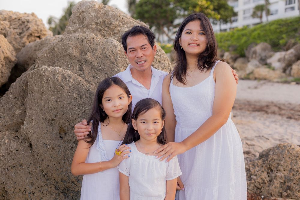 Vacation family photographer in Fort Lauderdale capturing joyful, candid moments with grandparents and grandkids