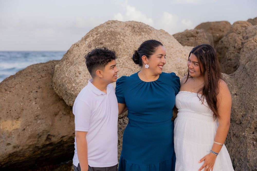 Fort Lauderdale photographer capturing extended family photos with grandparents, kids, and parents visiting South Florida
