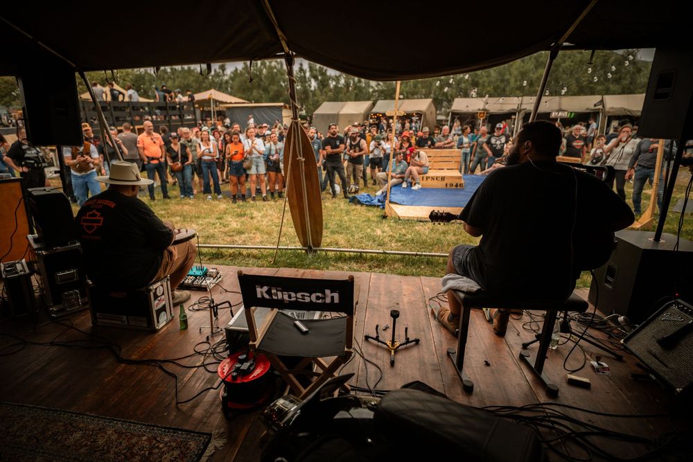 Concert de Frack & Damien sur le stad Harley-Davidson France aux Wheels and Waves 25 de Biarritz