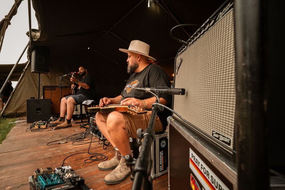 Concert de Frack & Damien sur le stad Harley-Davidson France aux Wheels and Waves 25 de Biarritz
