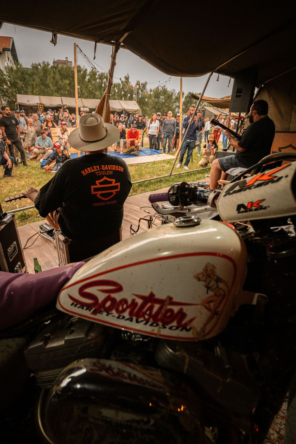 Concert de Frack & Damien sur le stad Harley-Davidson France aux Wheels and Waves 25 de Biarritz