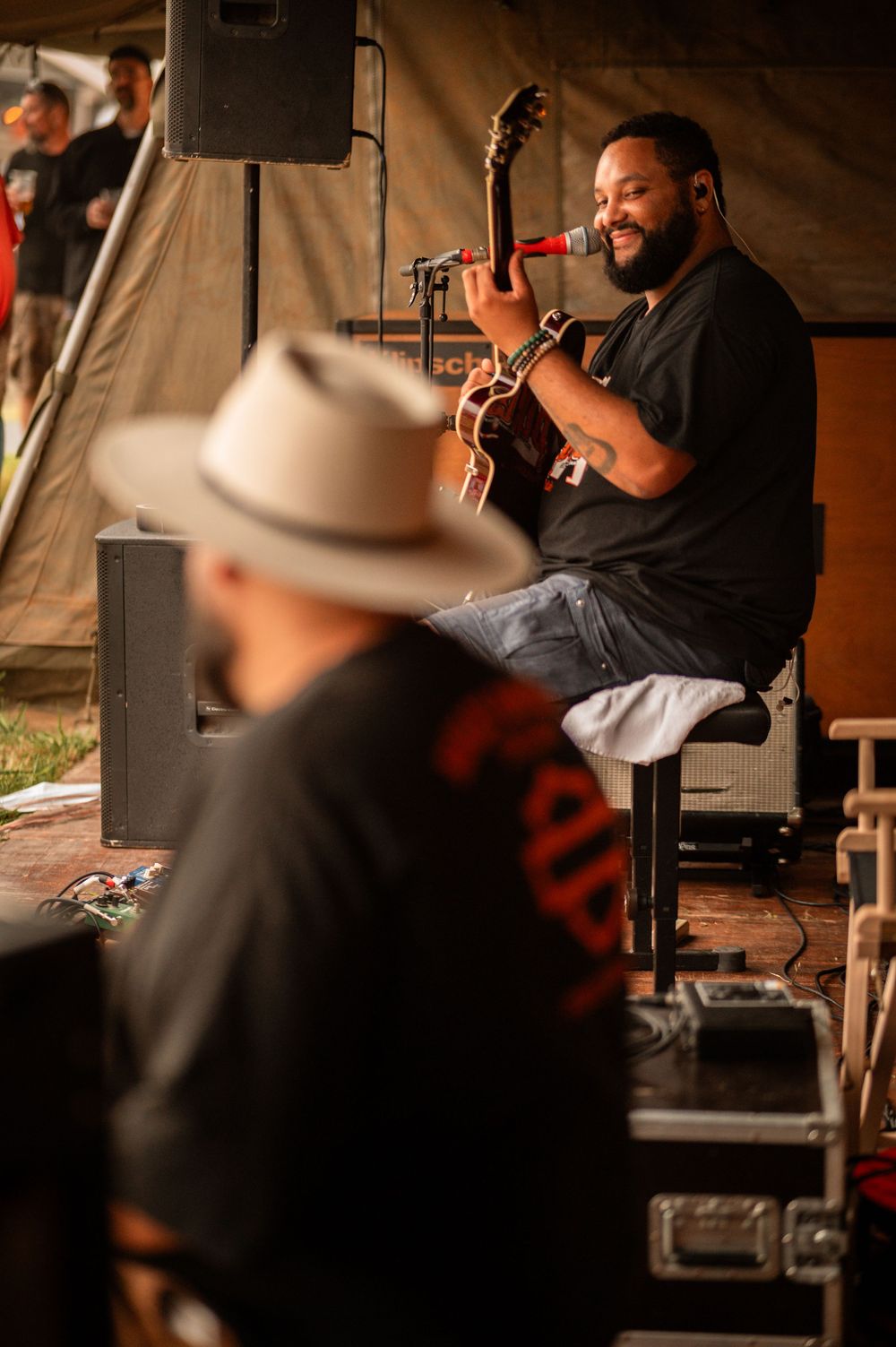 Concert de Frack & Damien sur le stad Harley-Davidson France aux Wheels and Waves 25 de Biarritz