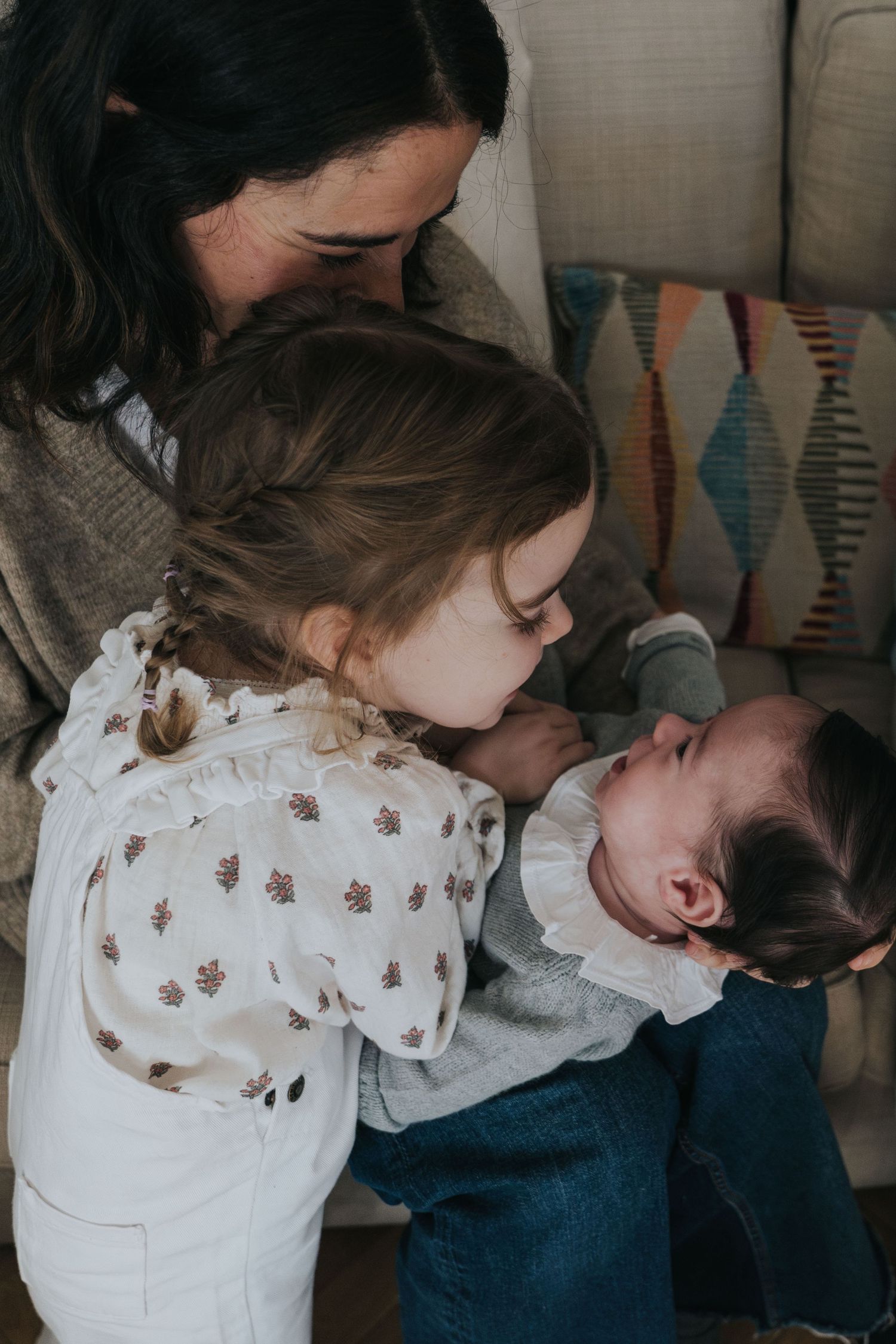sesiones de fotos en familia con bebés. Niña con su hermana pequeña de 1 año