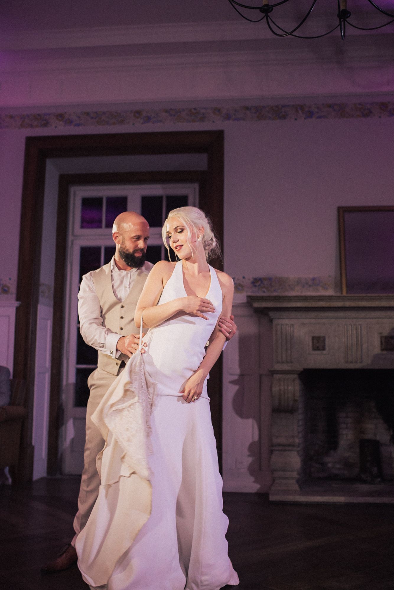 Bride & groom first dance at Casa dos Penedos, Sintra. A happy moment captured by a Portugal wedding photographer.