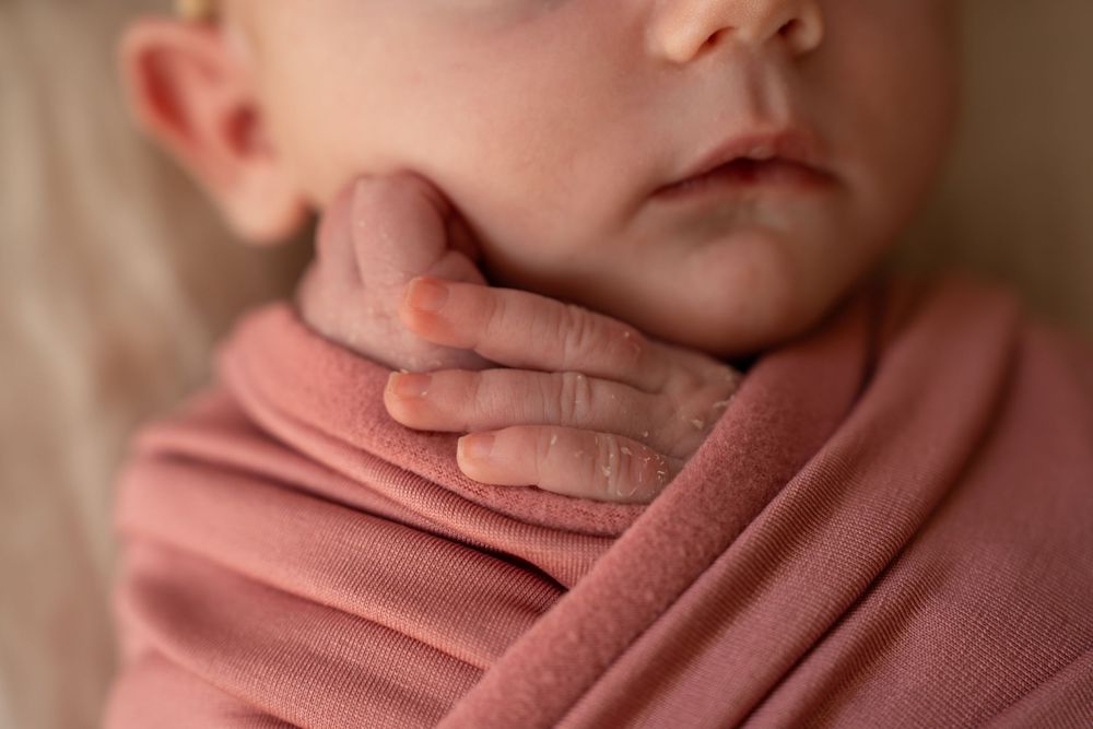 newborn baby tiny fingers photography