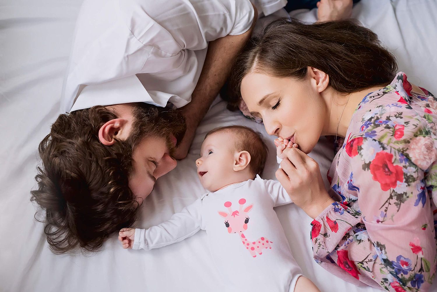 Miłość zamknięta w kadrze – noworodek między rodzicami podczas intymnej sesji rodzinnej, Aneta Ludwig Fotografia.