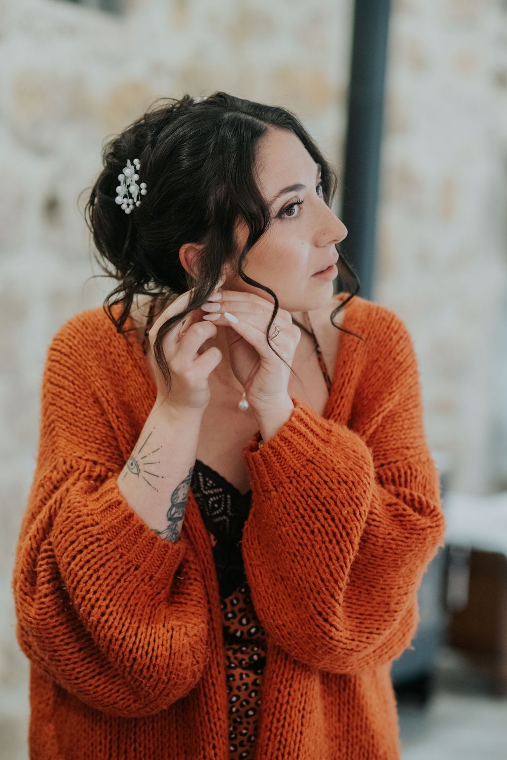 La mariée qui fini de ce préparer en ajoutant ces bijoux avant la cérémonie