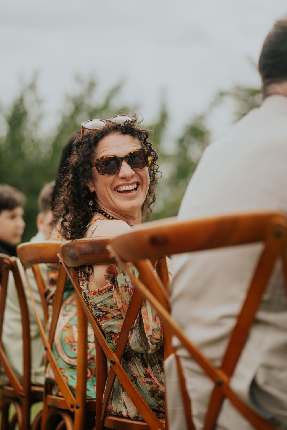 Photographe de mariage capturant une cérémonie laïque en Gironde