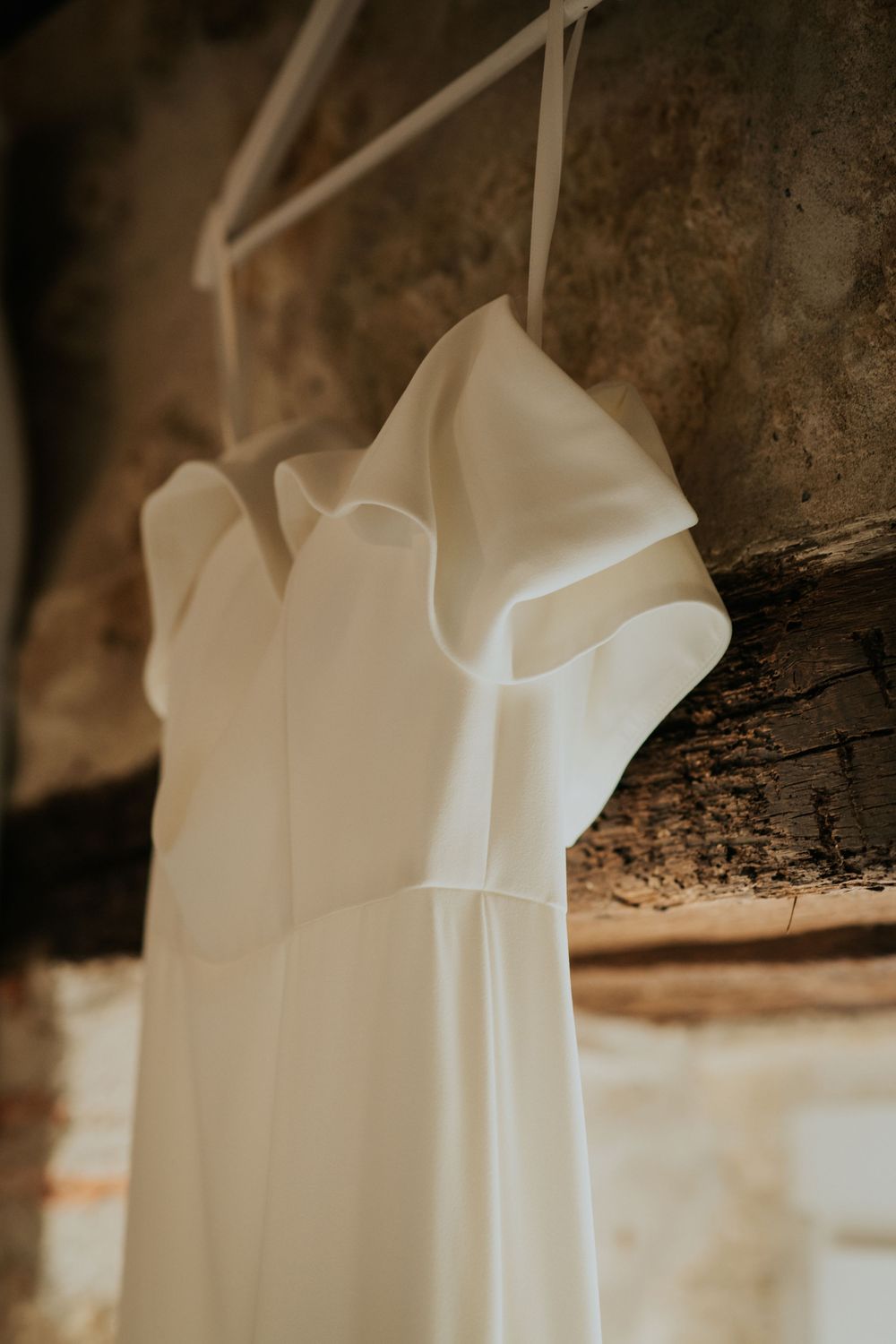 Robe de la mariée exposer pendant la préparation dans un cadre intimiste