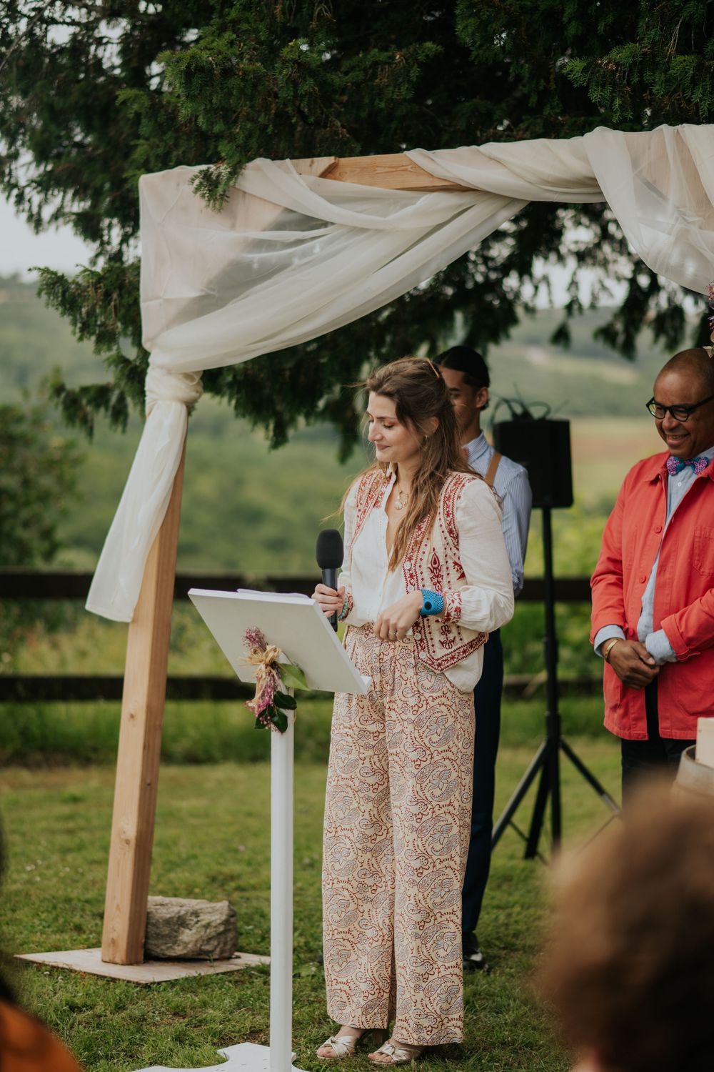 Photographe de mariage capturant une cérémonie laïque en Gironde