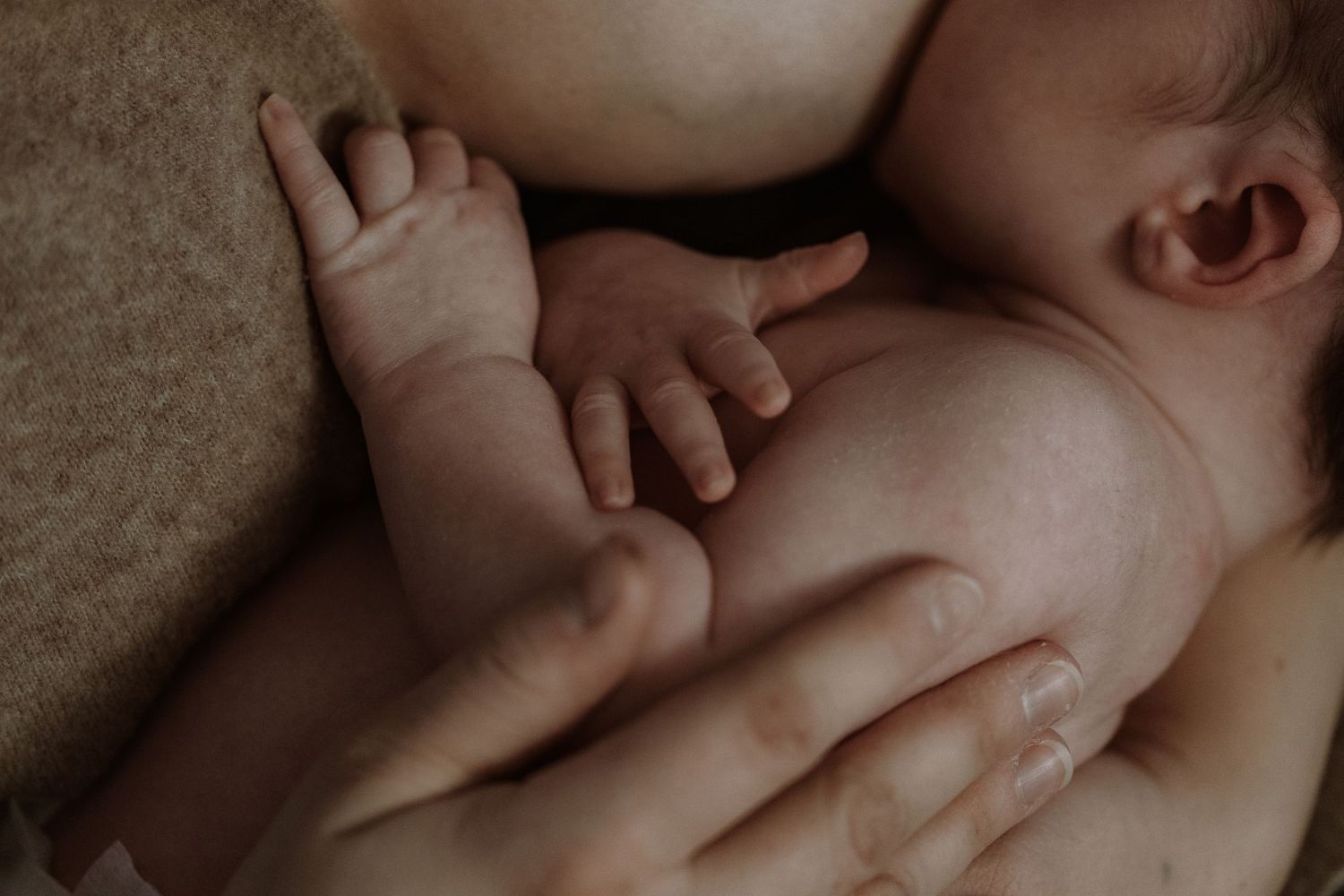 Vastasyntyneen kuvaus, vauvakuvaus, imetys Vaasa, Pohjanmaa, valokuvaaja Vaasa