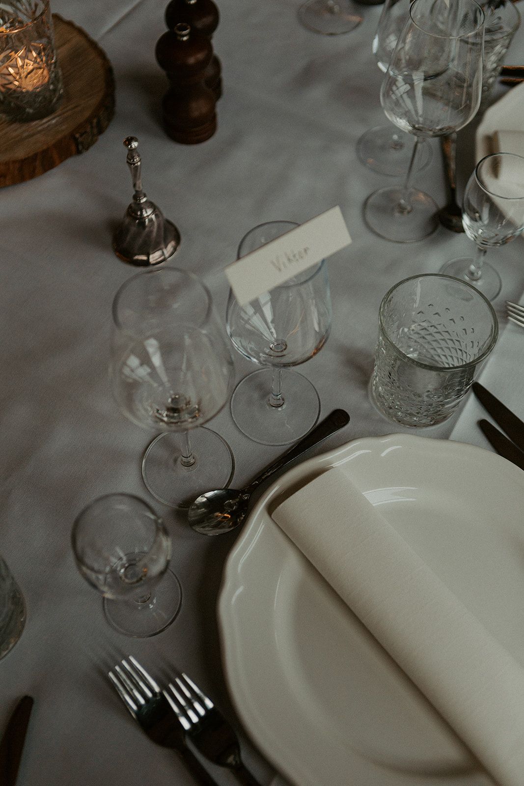 smuk bordopdækning med blomster og navneskilte i restaurant værkstedet på engestofte gods i maribo på lolland