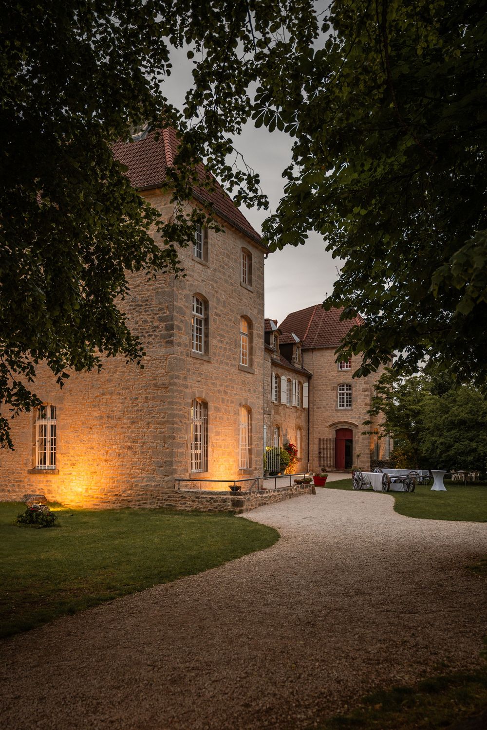 Coucher du soleil sur le château, en face du chapiteau.