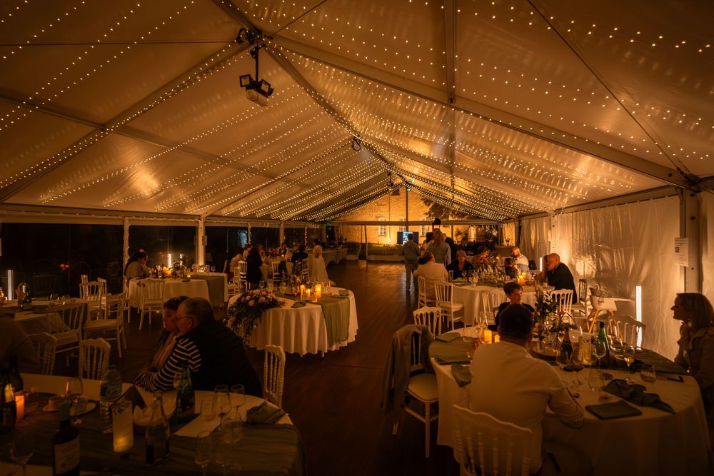 Vue d’ensemble du chapiteau éclairé en soirée.