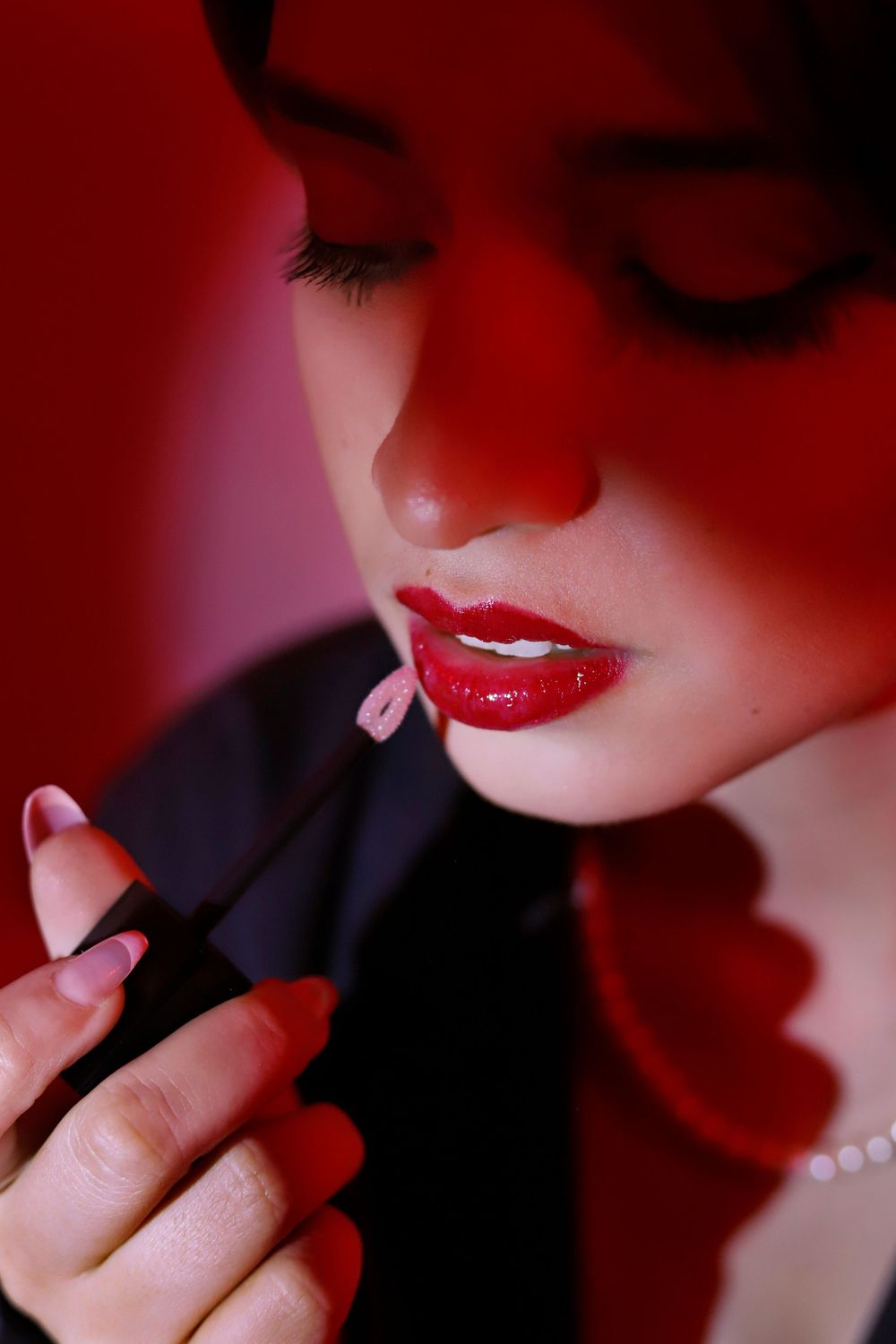 Séance photo par Chaemi Studio, photographe à Montpellier pour Coralie. Shooting portrait éditorial beauté en studio avec lumières colorées.