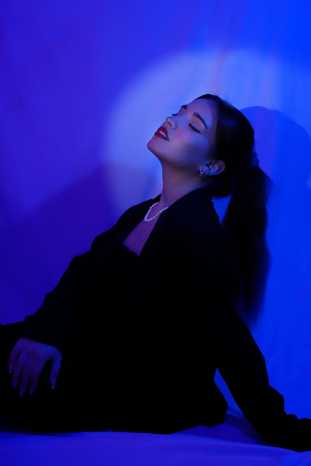 Séance photo par Chaemi Studio, photographe à Montpellier pour Coralie. Shooting portrait éditorial beauté en studio avec lumières colorées.