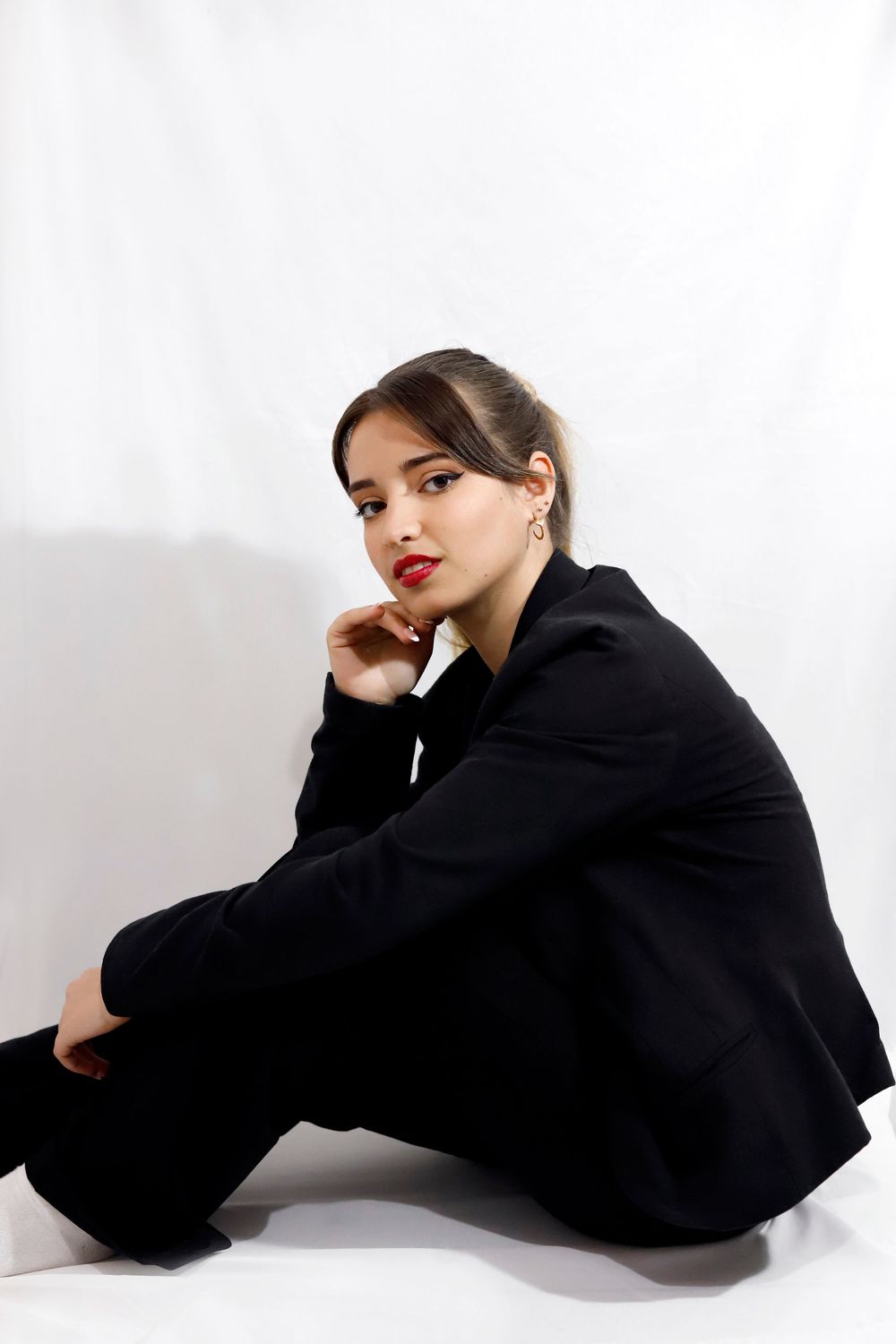 Séance photo par Chaemi Studio, photographe à Montpellier pour Coralie. Shooting portrait éditorial beauté en studio avec lumières colorées.