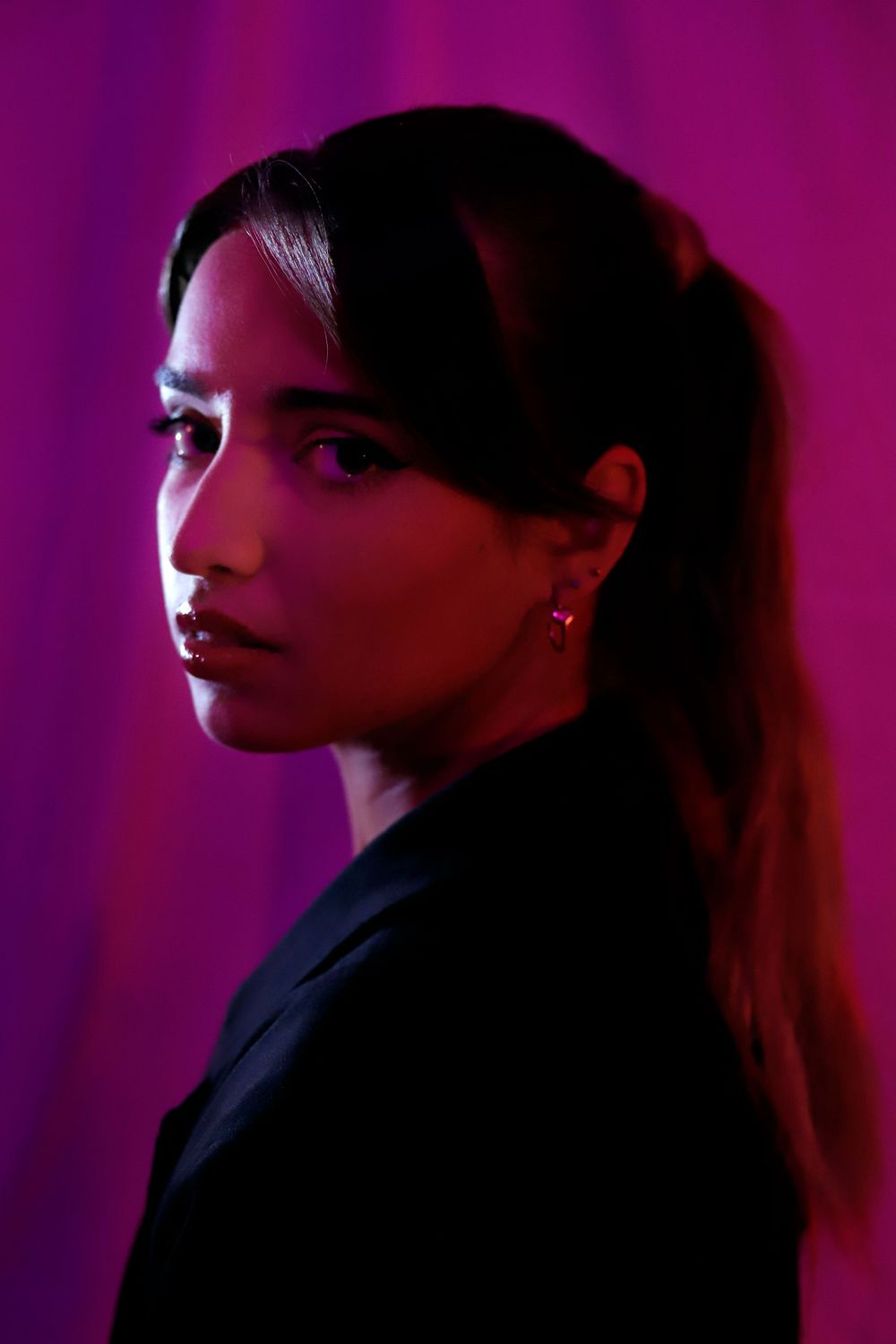 Séance photo par Chaemi Studio, photographe à Montpellier pour Coralie. Shooting portrait éditorial beauté en studio avec lumières colorées.