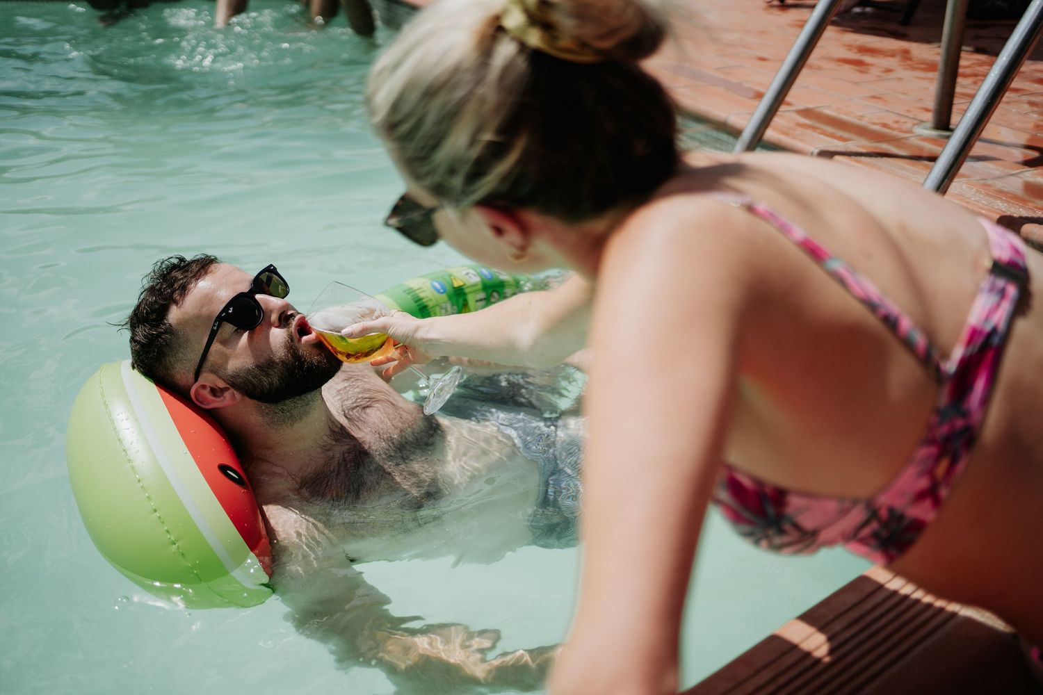 Outdoor wedding photography by the pool in Tuscany