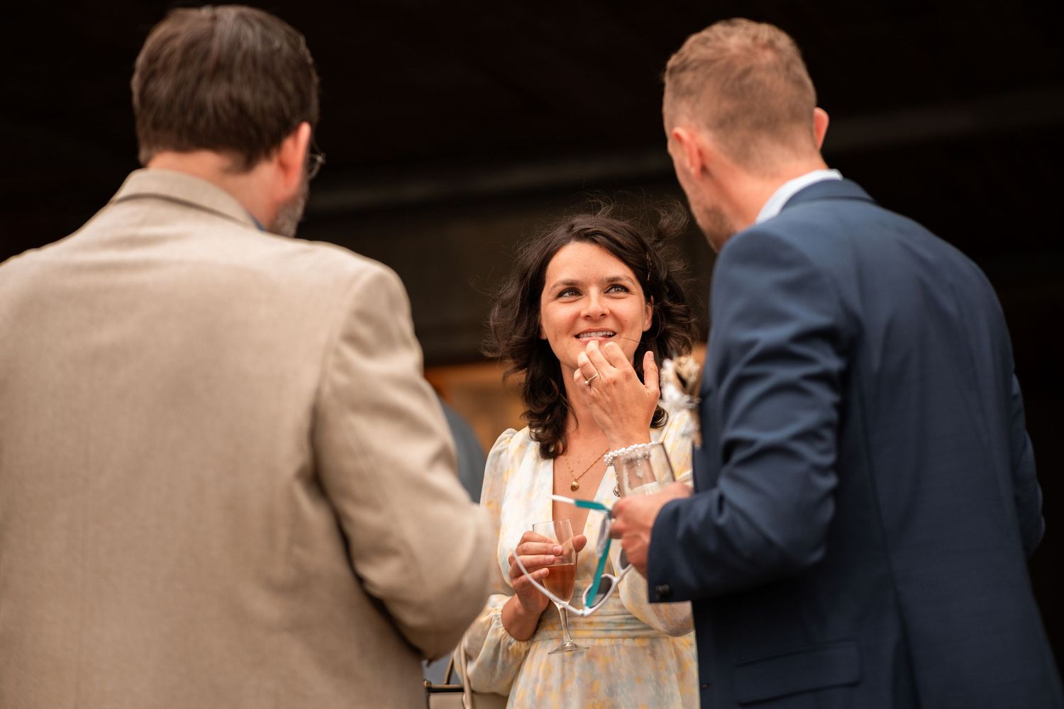 Moment de discussion entre invités pendant le vin d’honneur du mariage en Alsace