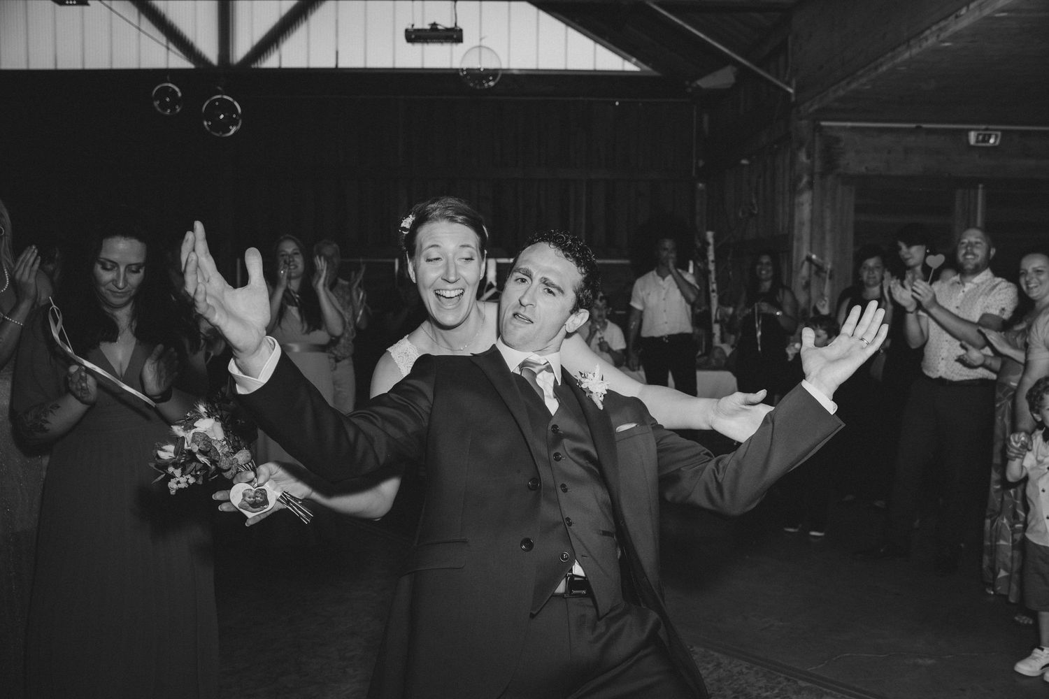 Début de soirée de mariage dans la salle d'Erckartswiller avec les mariés et leurs invités en Alsace