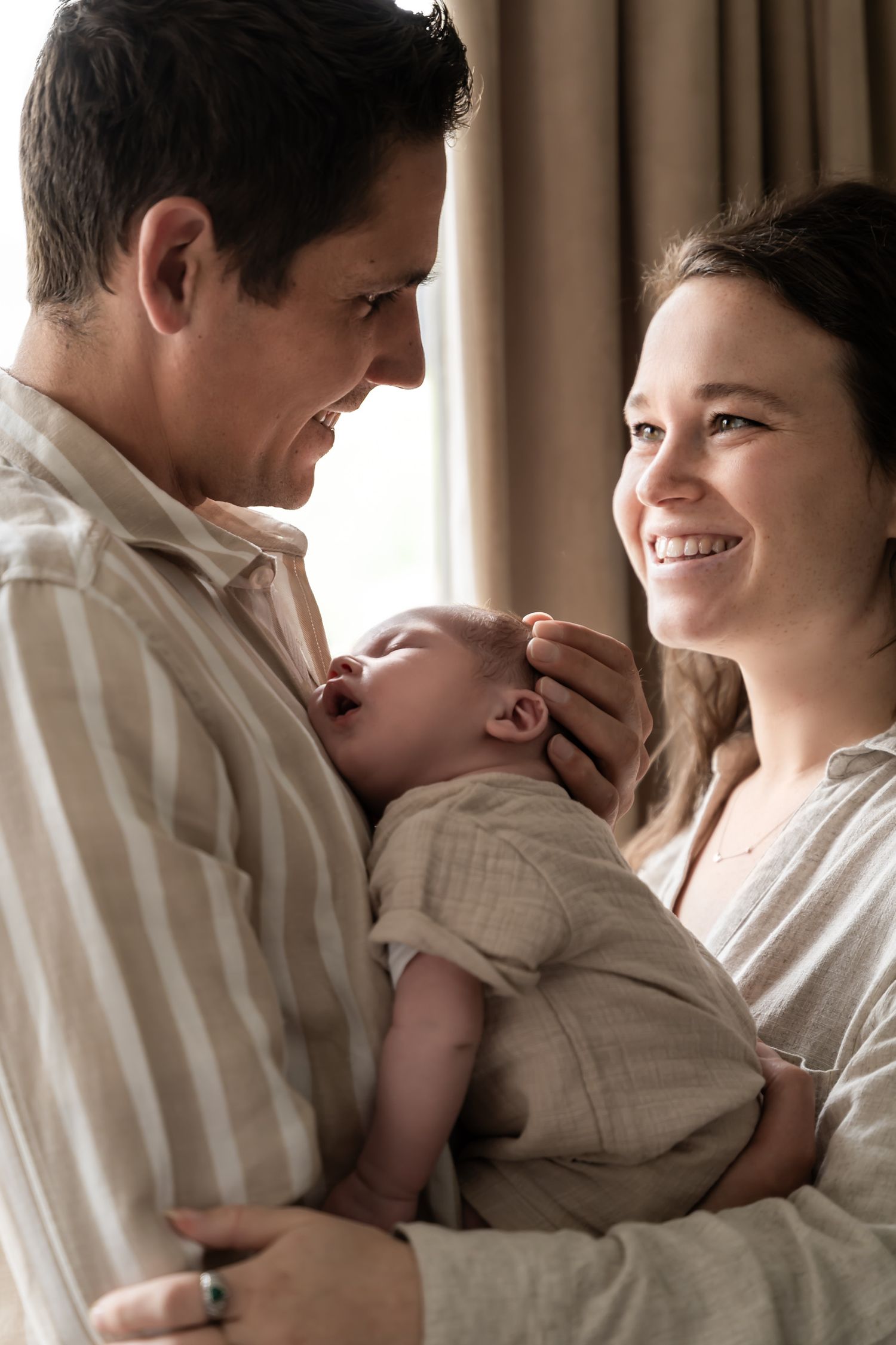 fotoshoot met newborn baby bij ouders thuis in beige tinten