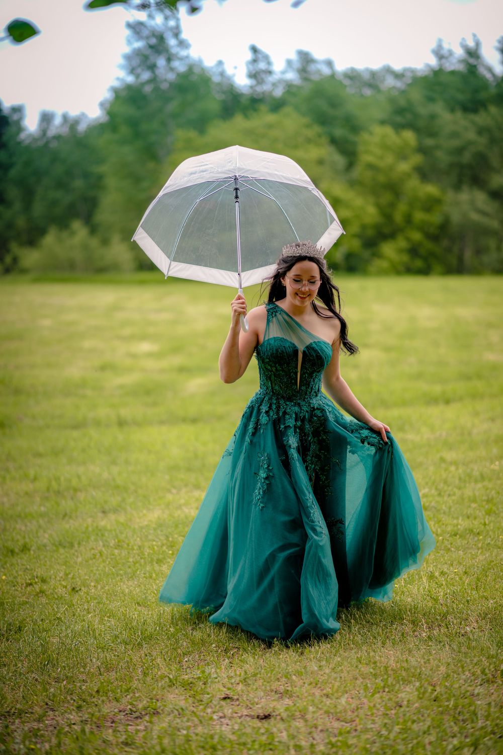 Fille en robe de finissante qui court sous la pluie avec un parapluie