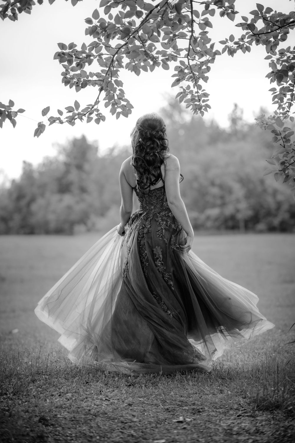Graduée en noir et blanc devant un paysage de lac